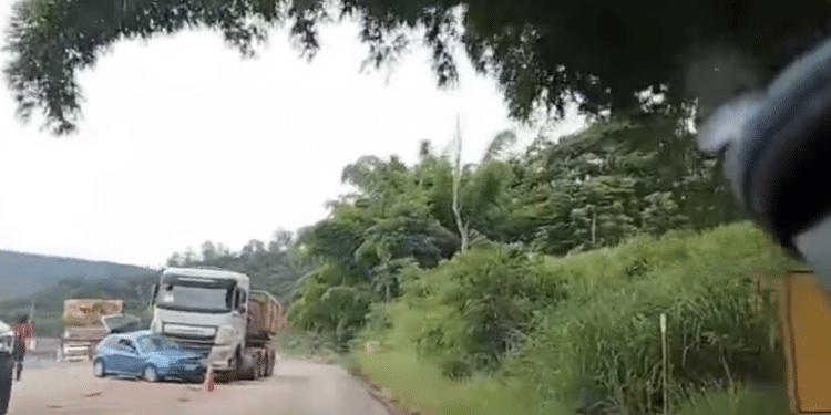 Carro destruído após ser atingido por carreta na MG-436 em Barão de Cocais