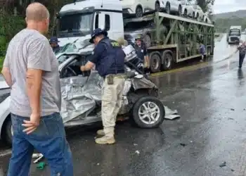 Acidente na BR-381 hoje com carro destruído após colisão frontal com carreta