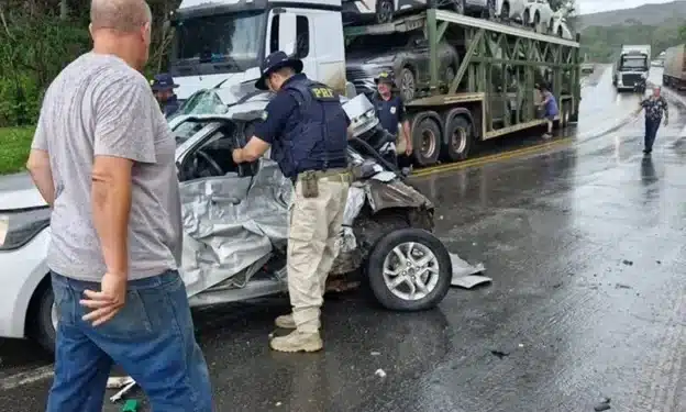 Acidente na BR-381 hoje com carro destruído após colisão frontal com carreta