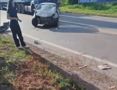 acidente na br-381 em joao monlevade com carro destruido após colisao