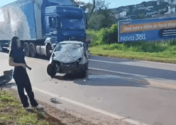 acidente na br-381 em joao monlevade com carro destruido após colisao