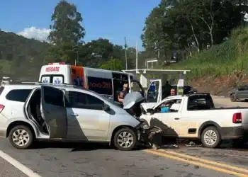 Colisão frontal entre veículos na BR-381 em São Gonçalo do Rio Abaixo