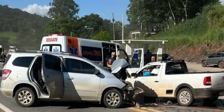 Colisão frontal entre veículos na BR-381 em São Gonçalo do Rio Abaixo