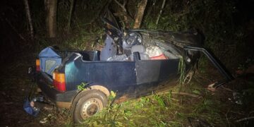 Carro destruído após grave acidente na MG-129 em Catas Altas durante a noite
