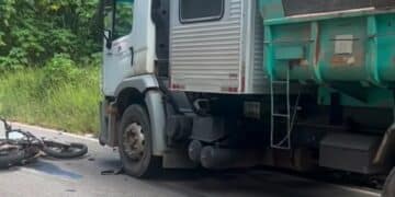 Caminhão e motocicleta após acidente com vítima fatal na Estrada do Carmo em Itabira