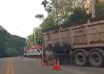 Carreta parada após acidente na AMG-1210 em Itabira com atendimento de resgate