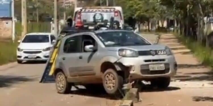 carro após acidente na avenida cristina gazire no bairro praia em itabira