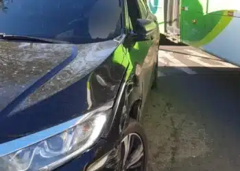 Carro danificado após colisão com ônibus no bairro Amazonas em Itabira