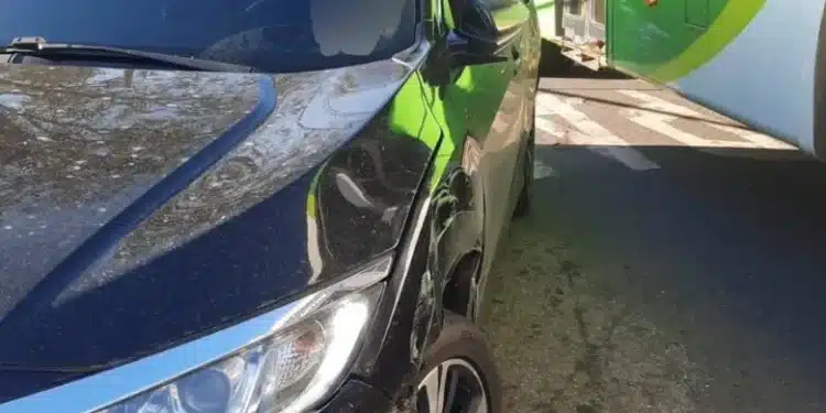 Carro danificado após colisão com ônibus no bairro Amazonas em Itabira