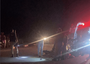 Acidente entre duas motos em Itabira com atendimento do SAMU e Polícia Militar à noite