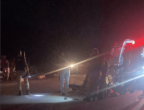 Acidente entre duas motos em Itabira com atendimento do SAMU e Polícia Militar à noite