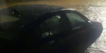 carro quase submerso em alagamento durante tempestade em itabira
