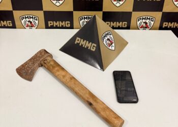 Machado e celular apreendidos pela PMMG após ameaça de invasão a escola em Minas