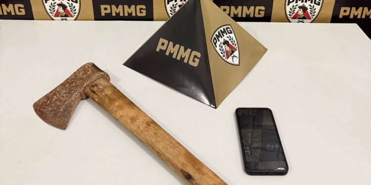 Machado e celular apreendidos pela PMMG após ameaça de invasão a escola em Minas