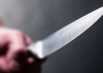 Faca sendo utilizada em ameaça durante caso de injúria racial