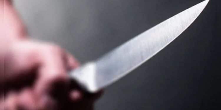 Faca sendo utilizada em ameaça durante caso de injúria racial