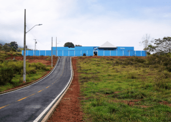 Unidade da APAC de Itabira com acesso por estrada asfaltada