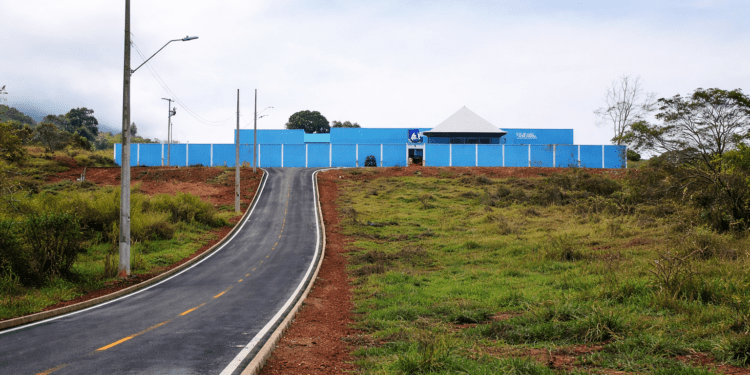 Unidade da APAC de Itabira com acesso por estrada asfaltada