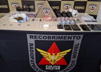 Drogas, celulares e materiais apreendidos pela Polícia Militar em João Monlevade