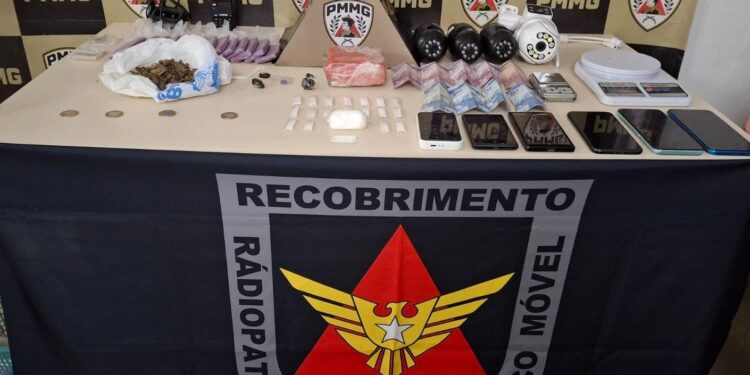 Drogas, celulares e materiais apreendidos pela Polícia Militar em João Monlevade