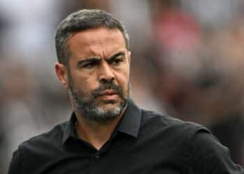 Artur Jorge durante partida enquanto negocia com o Cruzeiro