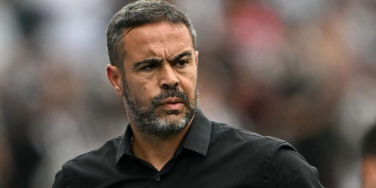 Artur Jorge durante partida enquanto negocia com o Cruzeiro