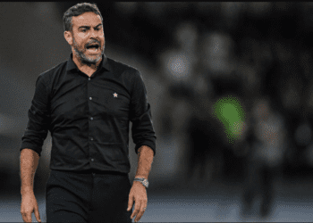 Artur Jorge durante partida como técnico, alvo do Cruzeiro para contratação