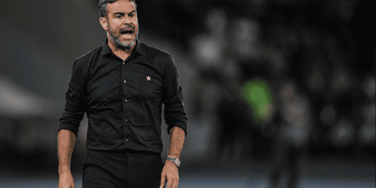 Artur Jorge durante partida como técnico, alvo do Cruzeiro para contratação