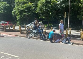 homem ferido após atropelamento no centro de itabira sendo atendido na rua
