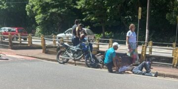 homem ferido após atropelamento no centro de itabira sendo atendido na rua