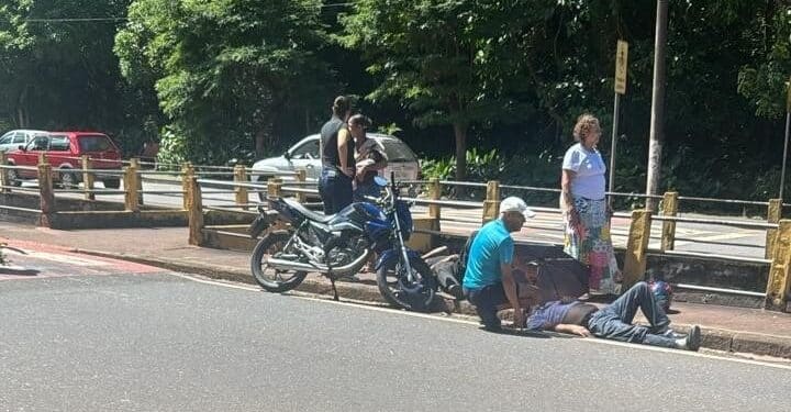 homem ferido após atropelamento no centro de itabira sendo atendido na rua
