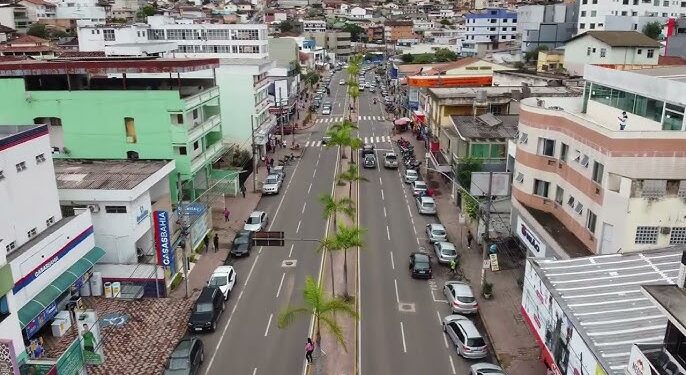 Vista aérea da avenida João Pinheiro no Centro de Itabira