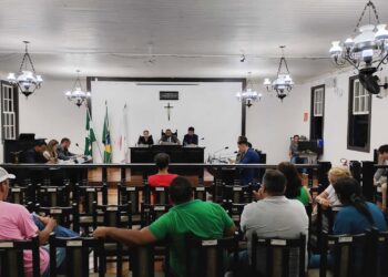 Sessão da Câmara Municipal de Catas Altas durante aprovação de lei sobre uso de drogas