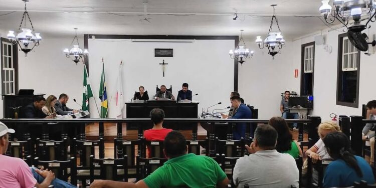Sessão da Câmara Municipal de Catas Altas durante aprovação de lei sobre uso de drogas