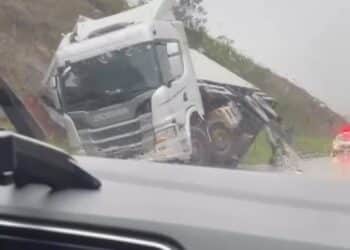 Caminhão carregado com carne tombado na MG-129 em Itabira