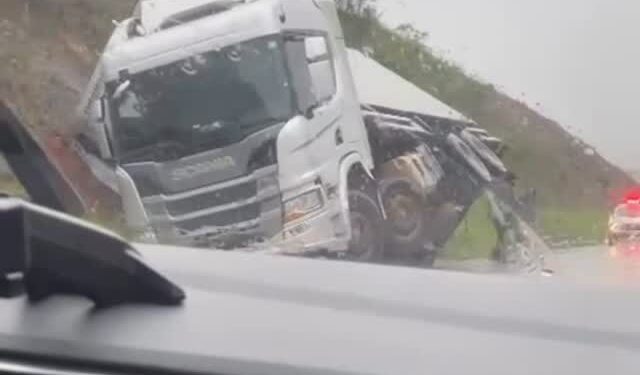 Caminhão carregado com carne tombado na MG-129 em Itabira
