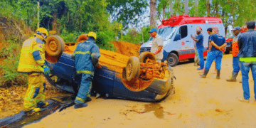 Bombeiros e Samu atendem capotamento de carro com vítimas na estrada de Senhora do Carmo, em Itabira
