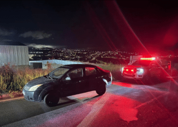 Carro furtado recuperado pela Polícia Militar na MG-129 em Itabira durante a noite