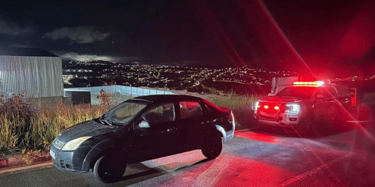 Carro furtado recuperado pela Polícia Militar na MG-129 em Itabira durante a noite