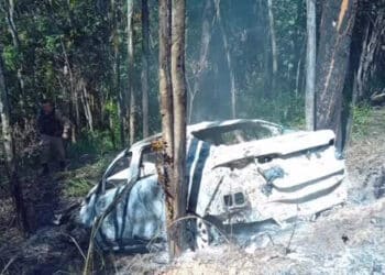 carro incendiado encontrado em mata apos homicidio em joao monlevade