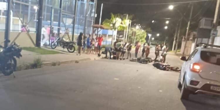 Acidente entre duas motos na avenida Galileia, no bairro Bethânia, em Itabira, com pessoas feridas e moradores no local durante a noite