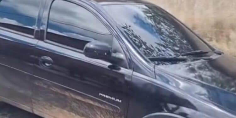 carro preto usado por suspeito em crime no bairro praia em itabira