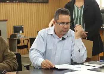 Vereador Didi do Caldo de Cana participa de sessão na Câmara de Itabira durante debate sobre empréstimo da Prefeitura