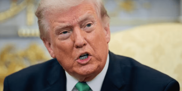Donald Trump durante reunião na Casa Branca falando sobre armas nucleares e o Irã
