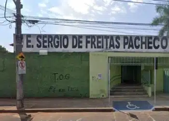 Escola Estadual Sérgio de Freitas Pacheco onde aluno foi esfaqueado após briga