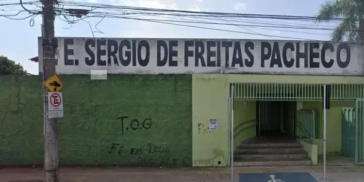 Escola Estadual Sérgio de Freitas Pacheco onde aluno foi esfaqueado após briga