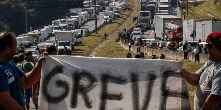 Caminhoneiros fazem protesto em rodovia durante greve nacional contra aumento do diesel