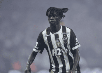 Mamady Cissé em jogo pelo Atlético durante partida oficial