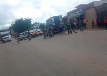 Manifestação de moradores no bairro Barreiro, em Itabira, após aluno ser ferido em escola