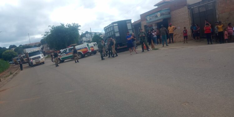 Manifestação de moradores no bairro Barreiro, em Itabira, após aluno ser ferido em escola